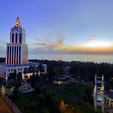 Sheraton Batumi Hotel Eksteriør bilde The tower at sunset