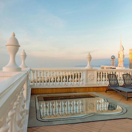 Sheraton Batumi Hotel Eksteriør bilde The rooftop pool at the Taj Mahal Palace