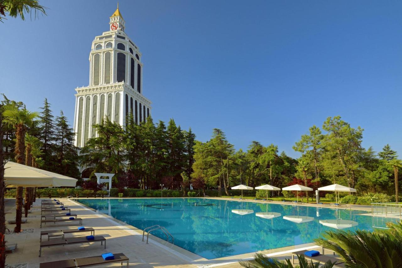 Sheraton Batumi Hotel Eksteriør bilde The hotel's swimming pool