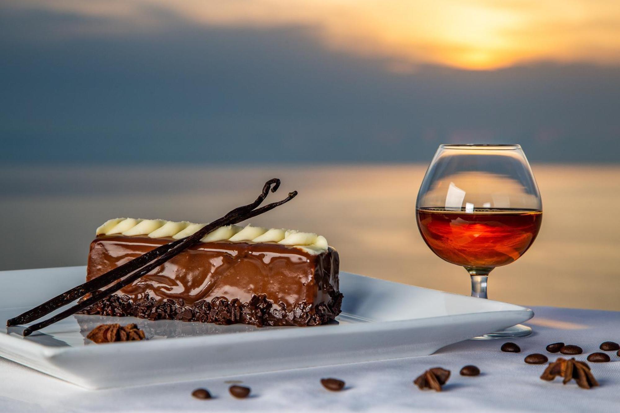 Sheraton Batumi Hotel Eksteriør bilde A glass of brandy