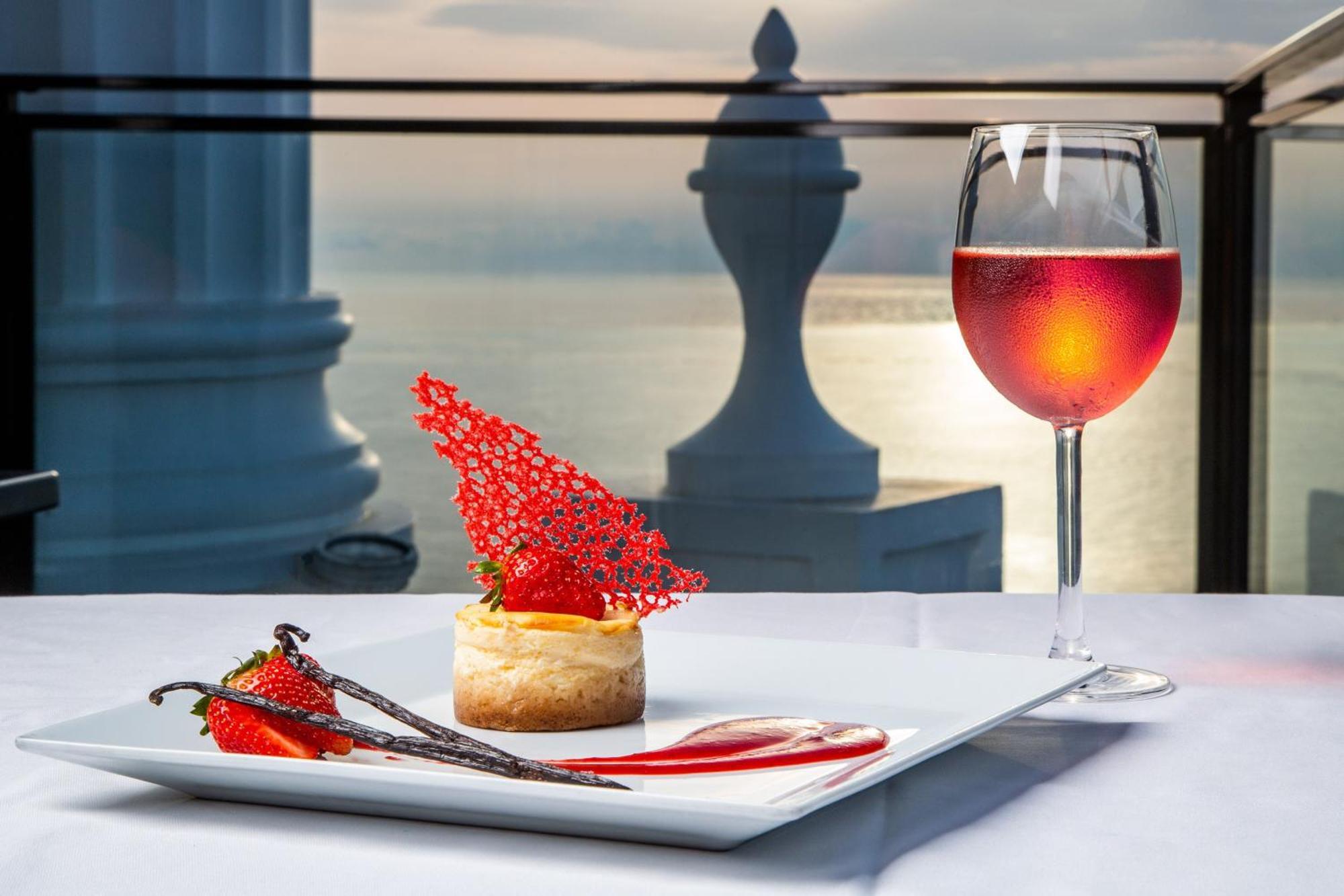 Sheraton Batumi Hotel Eksteriør bilde A glass of wine
