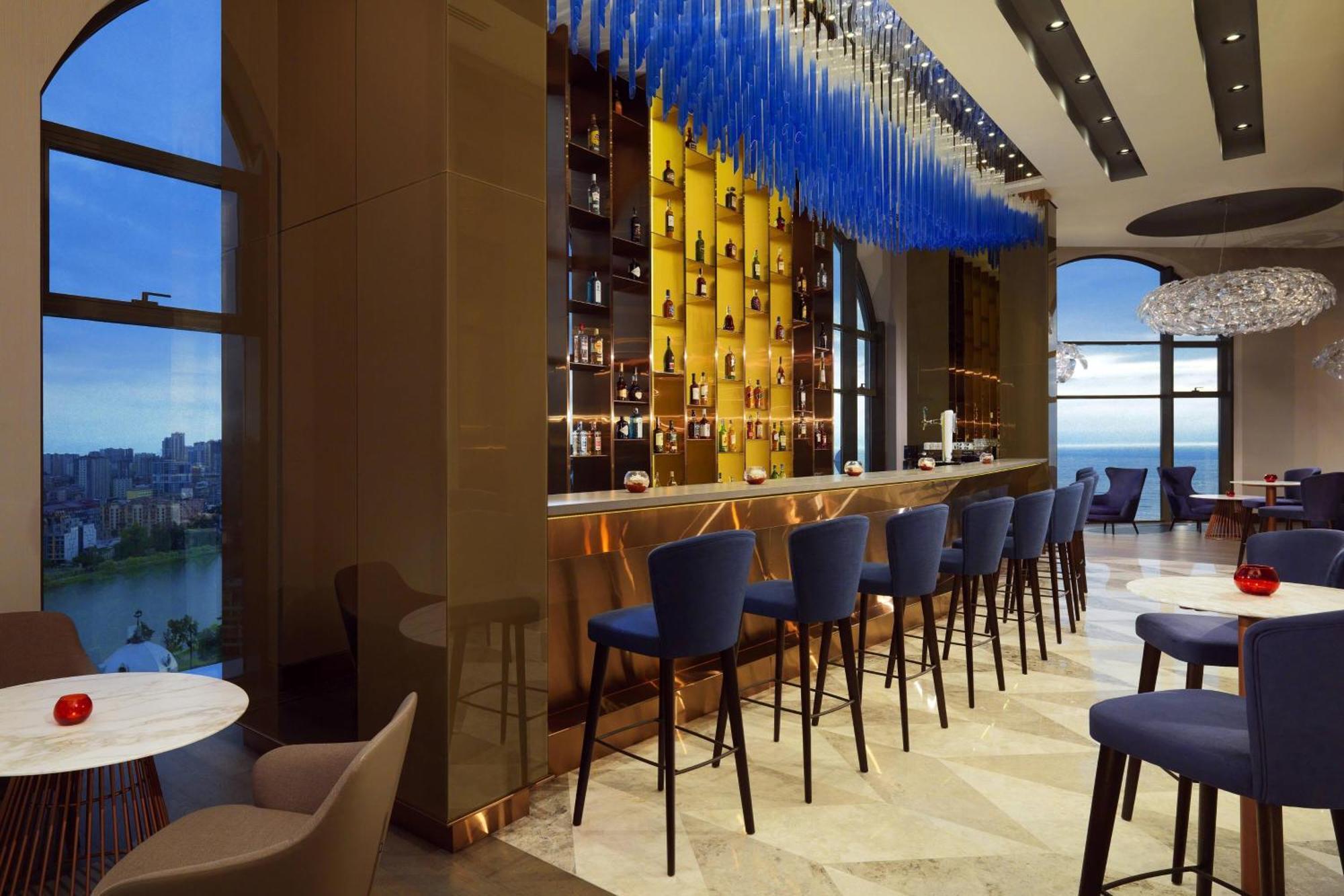 Sheraton Batumi Hotel Eksteriør bilde The bar at the 360° Sky Lounge