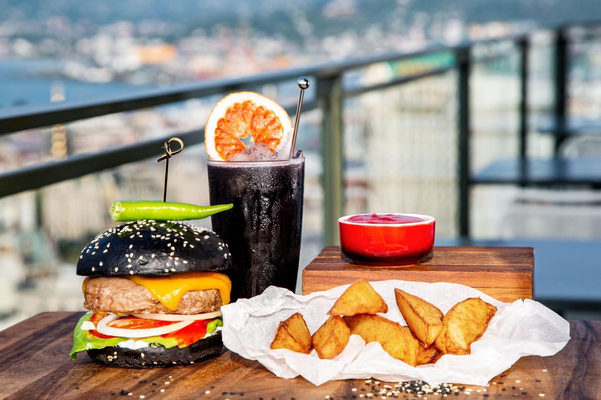 Sheraton Batumi Hotel Eksteriør bilde A black bun hamburger with a cocktail and chicken fingers