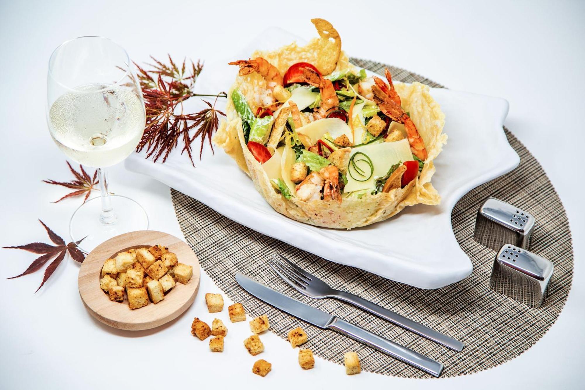 Sheraton Batumi Hotel Eksteriør bilde Caesar salad
