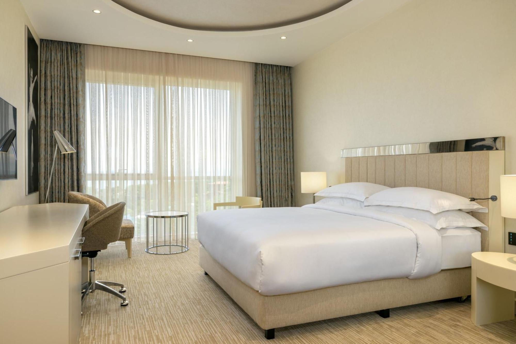 Sheraton Batumi Hotel Eksteriør bilde A bedroom at the hotel