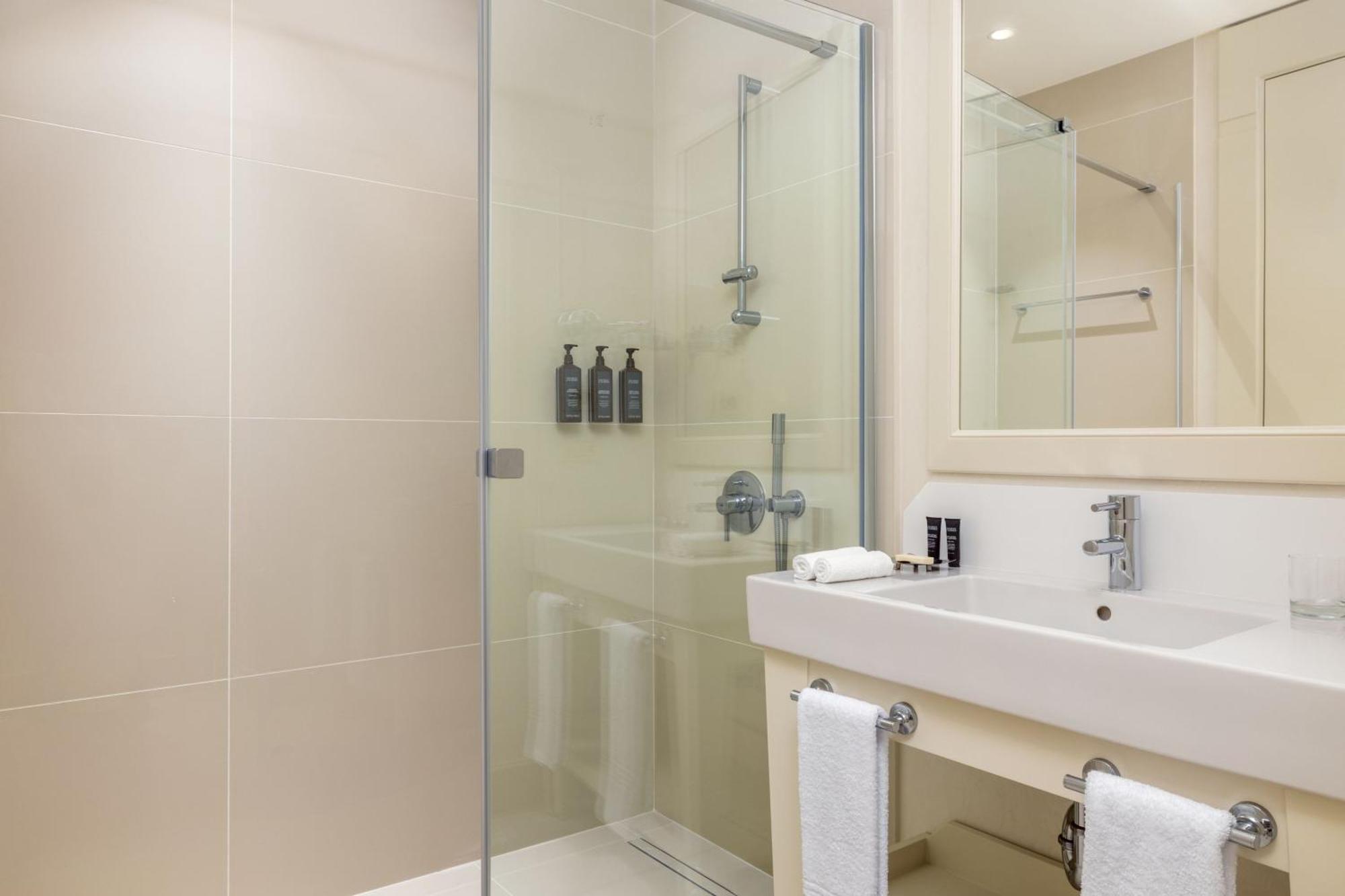 Sheraton Batumi Hotel Eksteriør bilde A shower enclosure