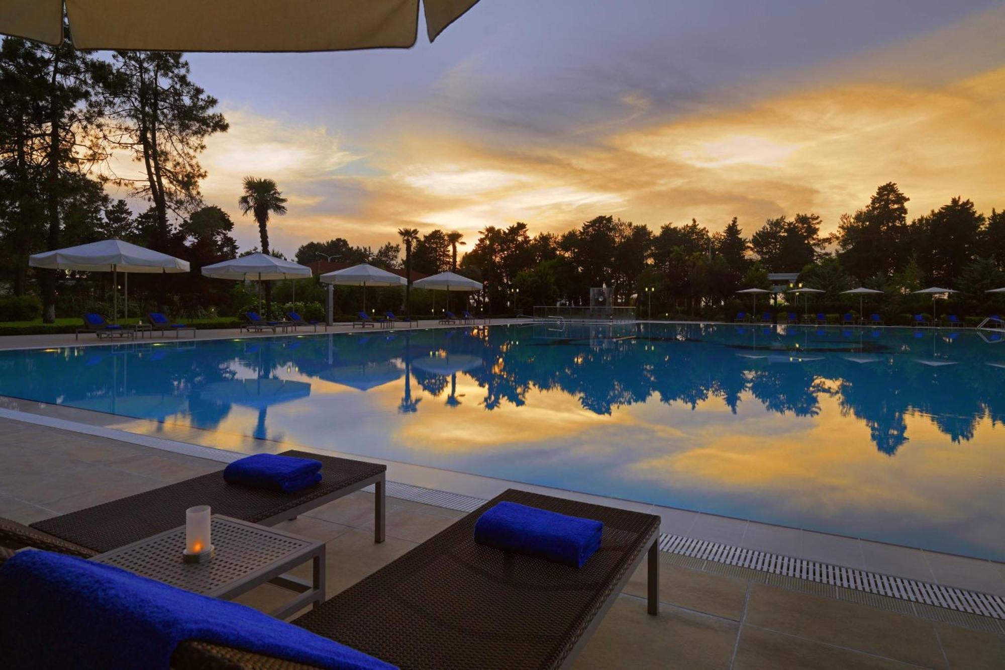 Sheraton Batumi Hotel Eksteriør bilde The pool at the Four Seasons Hotel