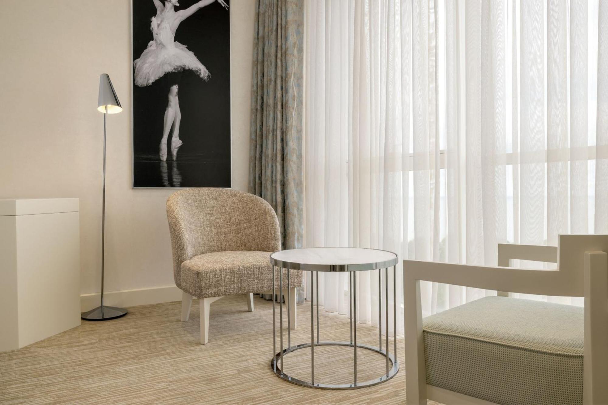 Sheraton Batumi Hotel Eksteriør bilde A floor lamp