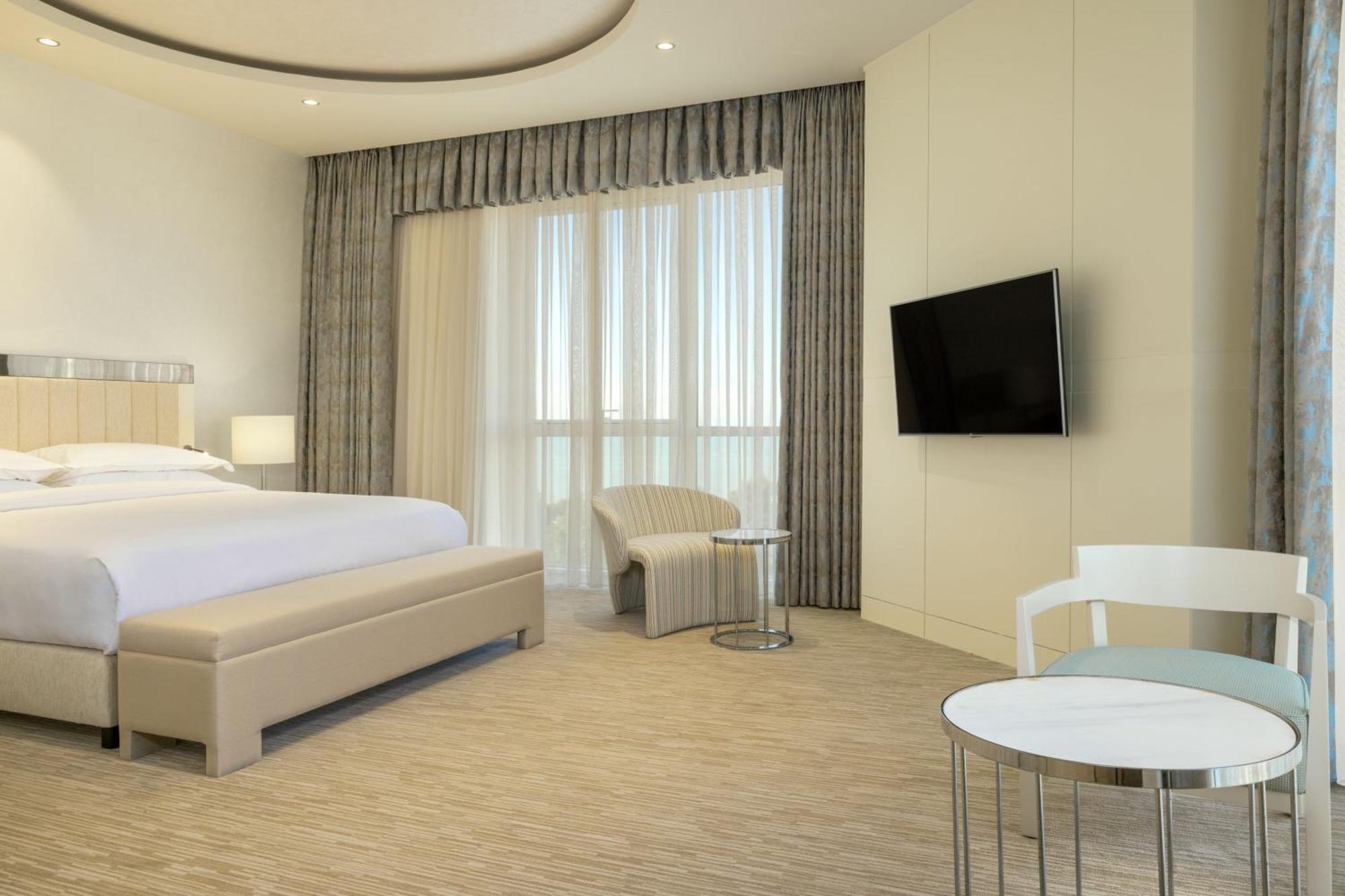 Sheraton Batumi Hotel Eksteriør bilde A bedroom at the hotel