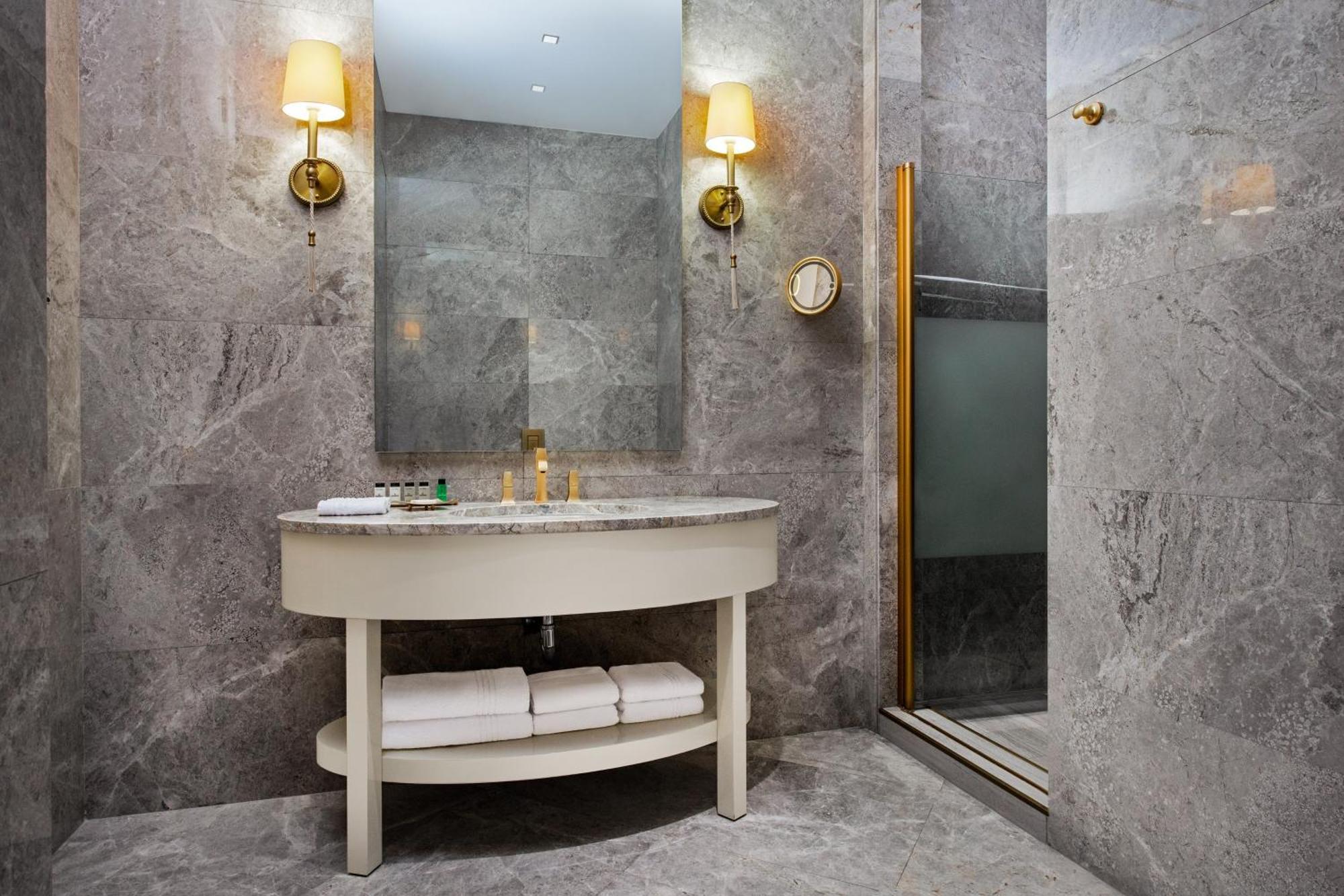 Sheraton Batumi Hotel Eksteriør bilde Bathroom