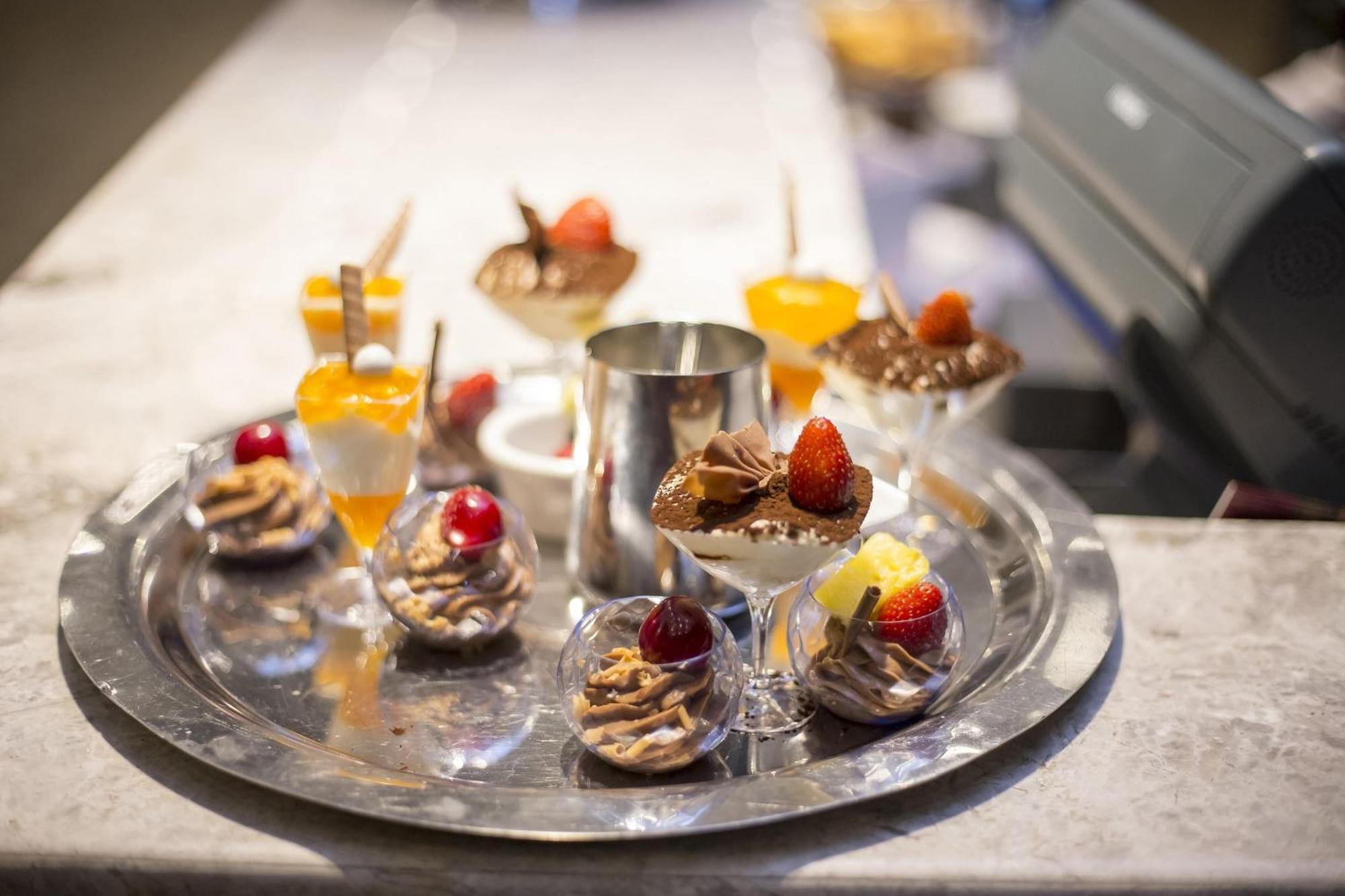 Sheraton Batumi Hotel Eksteriør bilde A selection of desserts