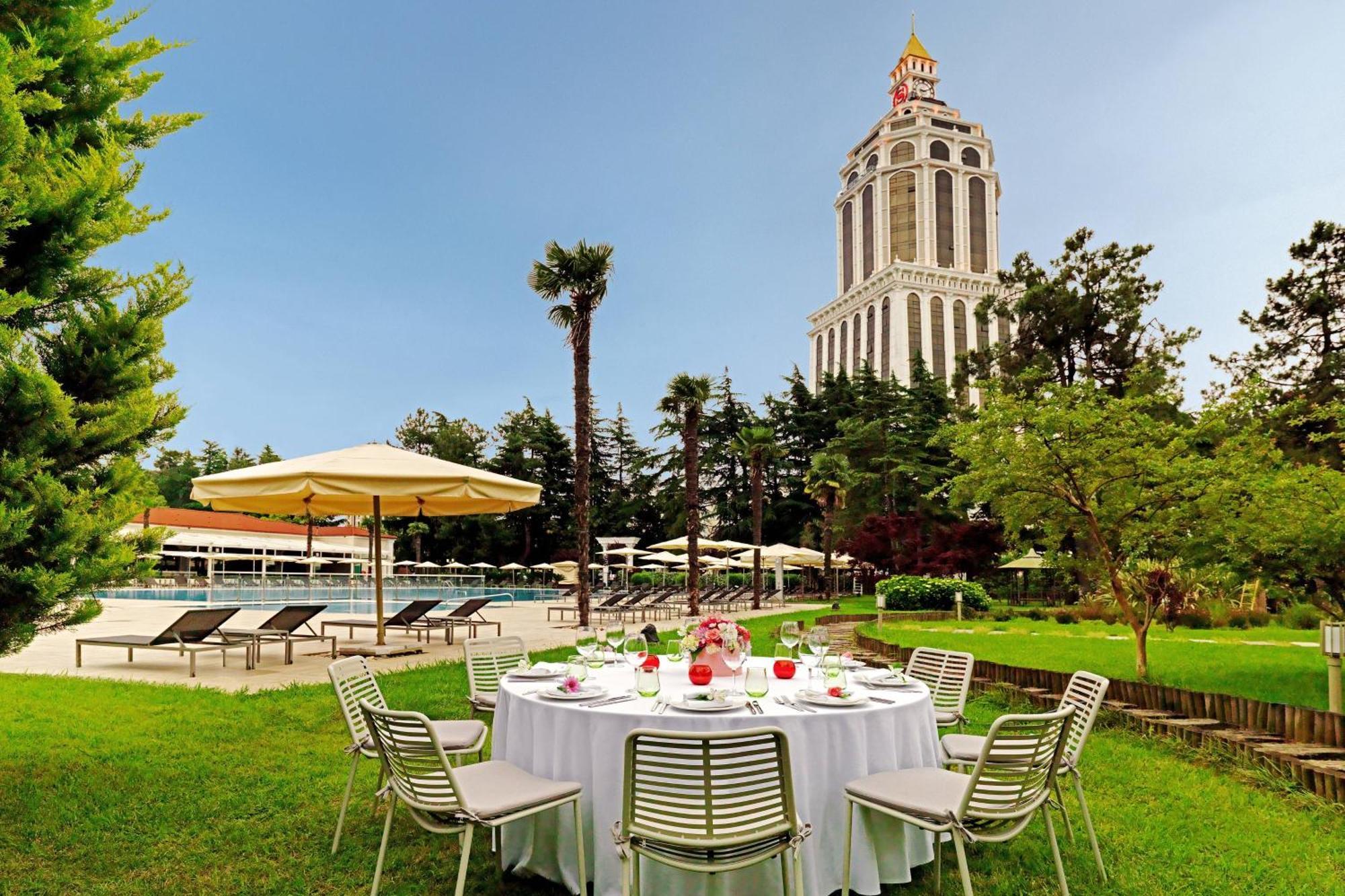 Sheraton Batumi Hotel Eksteriør bilde The hotel's garden