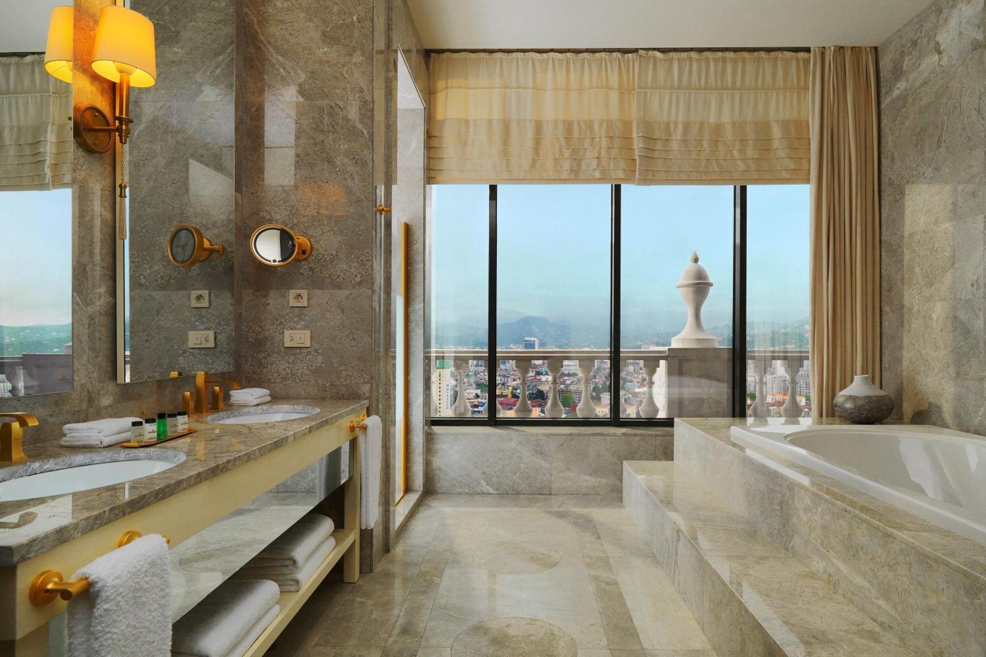 Sheraton Batumi Hotel Eksteriør bilde A bathroom at the hotel