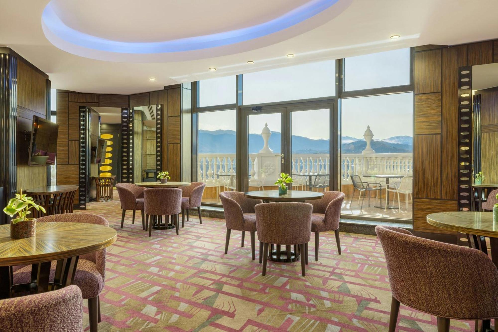 Sheraton Batumi Hotel Eksteriør bilde Club Lounge at the hotel
