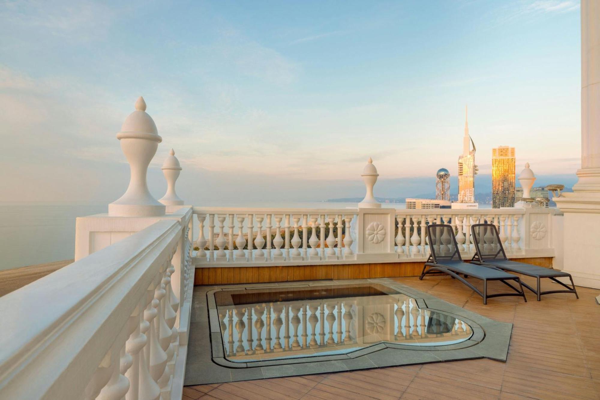 Sheraton Batumi Hotel Eksteriør bilde The rooftop pool at the Taj Mahal Palace