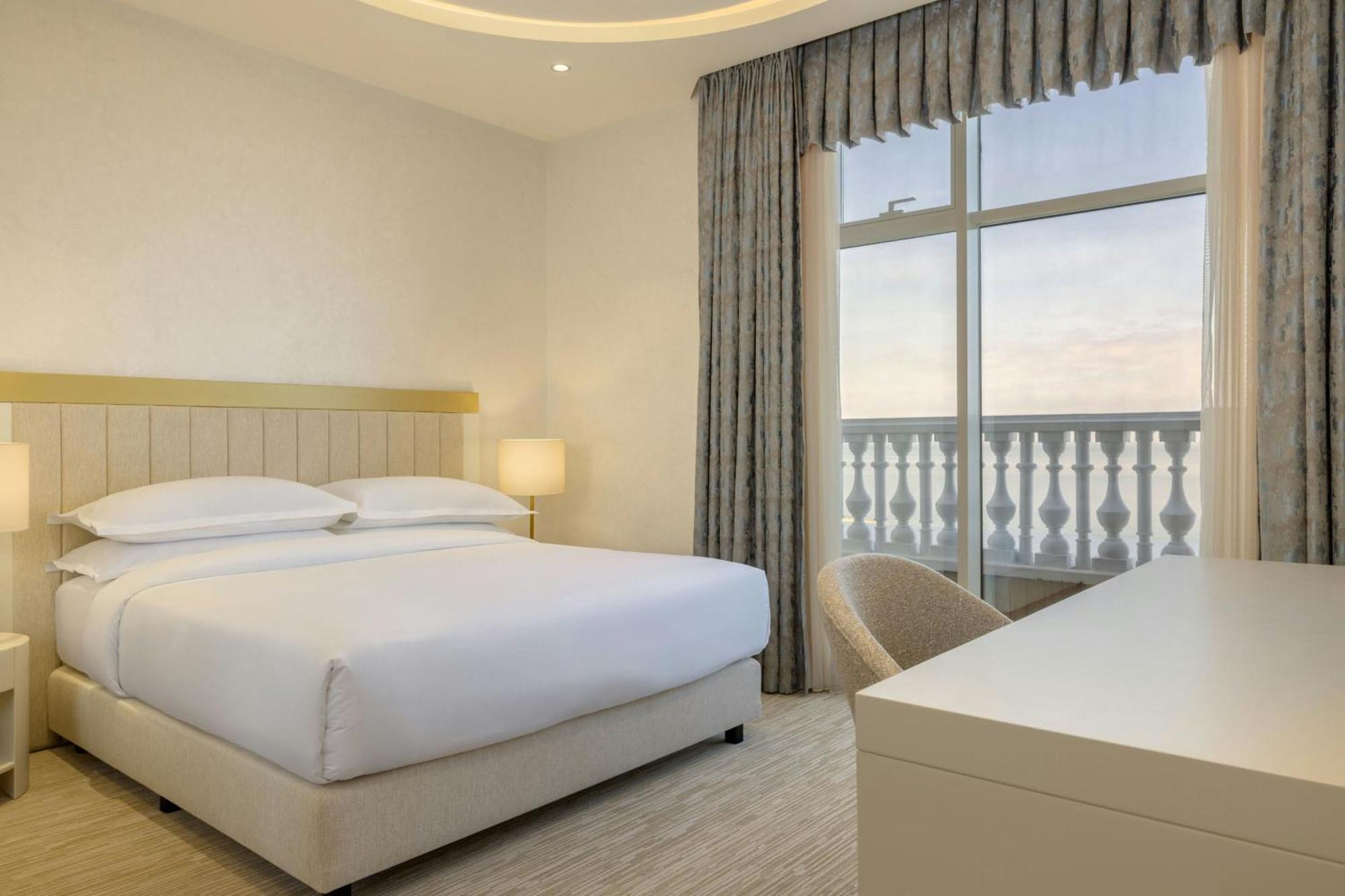 Sheraton Batumi Hotel Eksteriør bilde A bedroom at the hotel