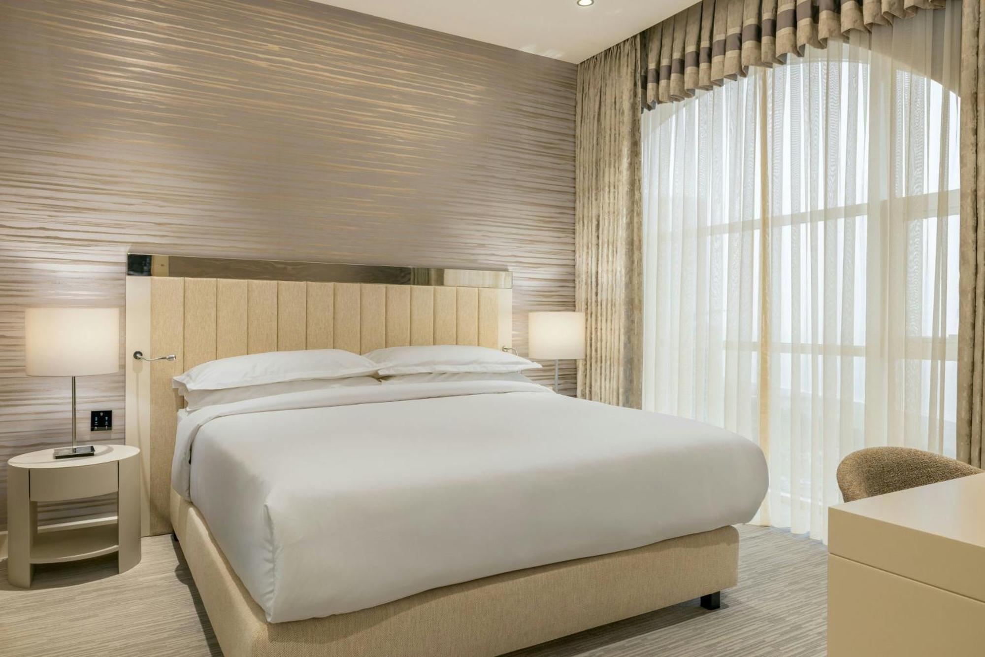 Sheraton Batumi Hotel Eksteriør bilde A bedroom at the hotel
