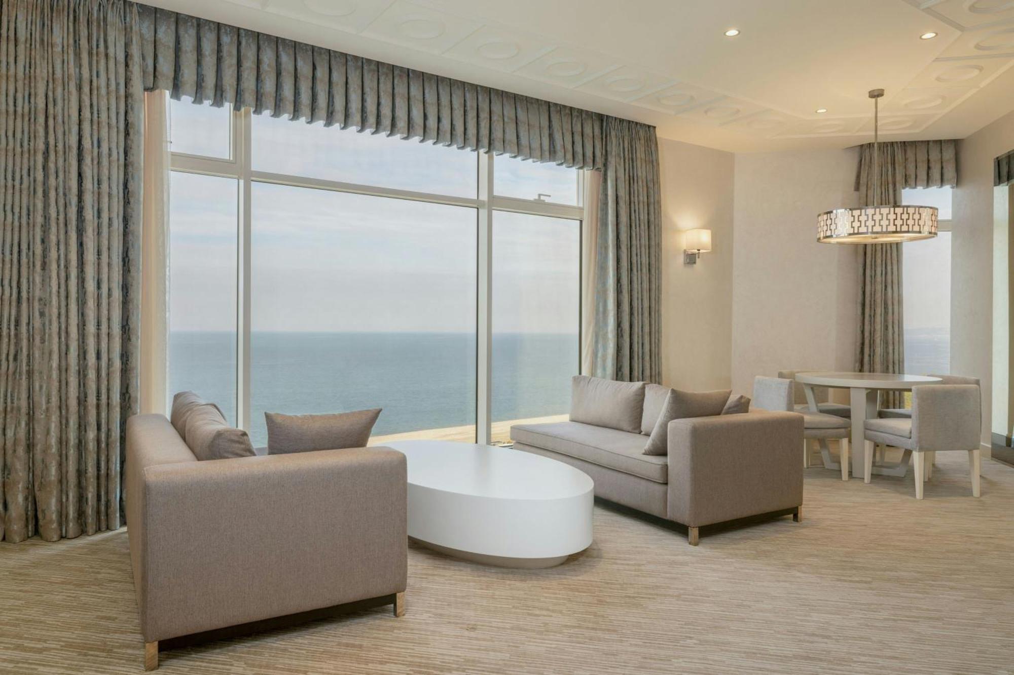 Sheraton Batumi Hotel Eksteriør bilde A living room in a typical apartment