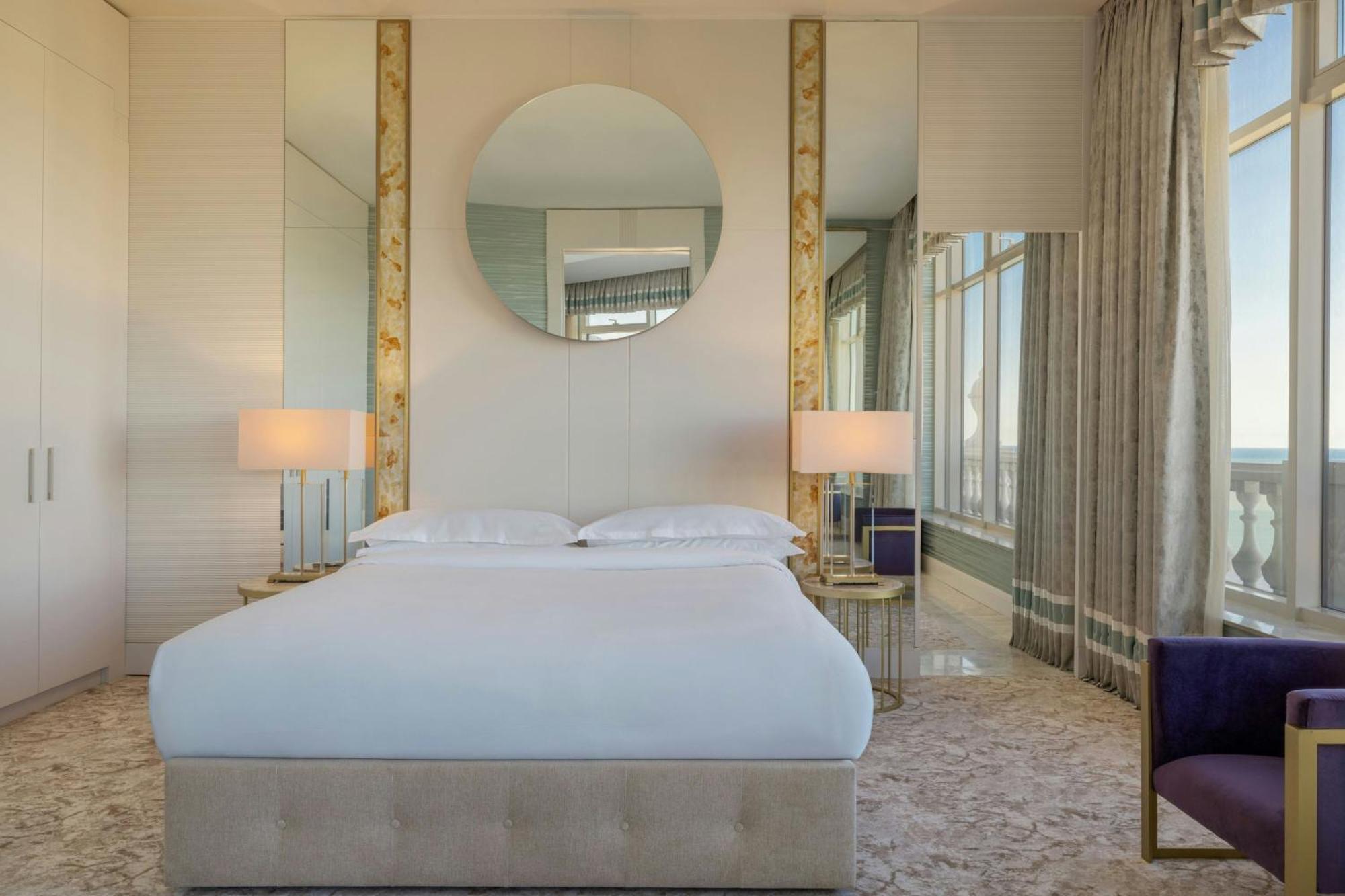 Sheraton Batumi Hotel Eksteriør bilde A bedroom at the hotel