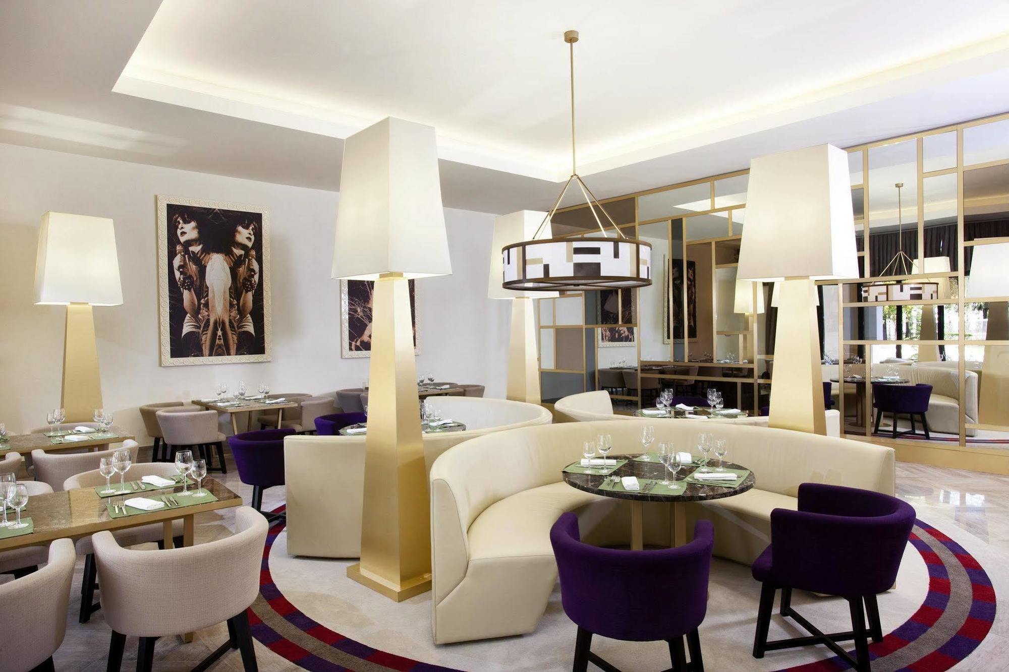 Sheraton Batumi Hotel Eksteriør bilde The interior of the restaurant