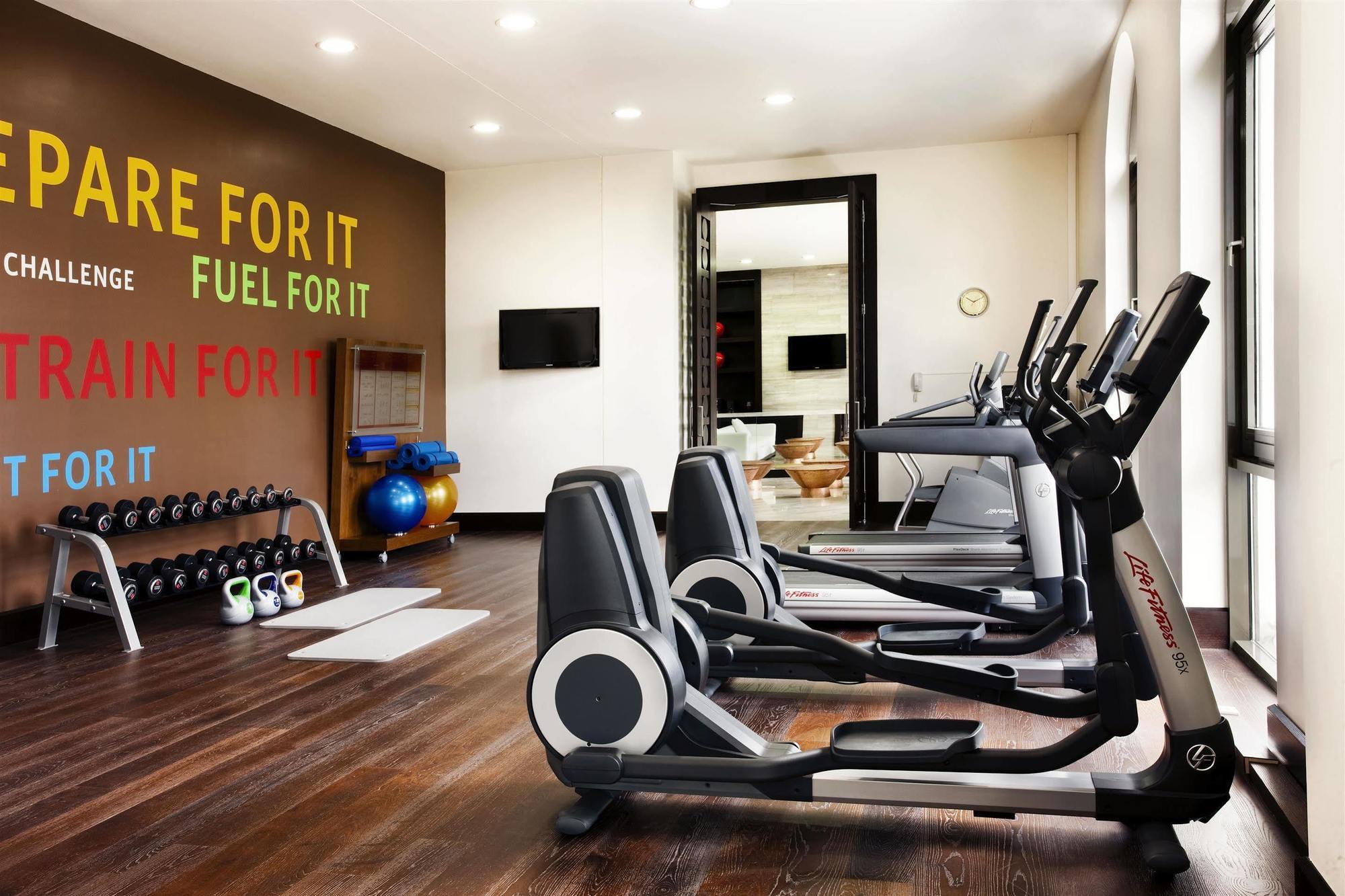 Sheraton Batumi Hotel Eksteriør bilde A typical gym